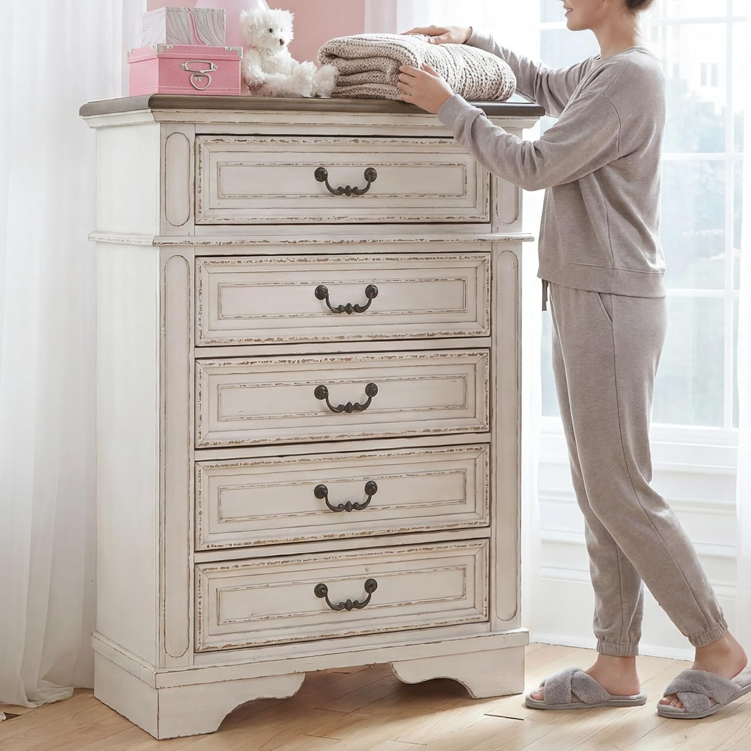 Signature Design by Ashley Realyn Chest Of Drawers, Traditional Cottage Dresser With Two‑Tone Finish, Wood Construction With Storage Drawers For Bedroom Organization, White